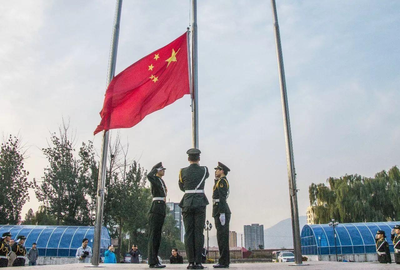 想买一台投影仪来连接电脑使用，可以推荐一下吗？